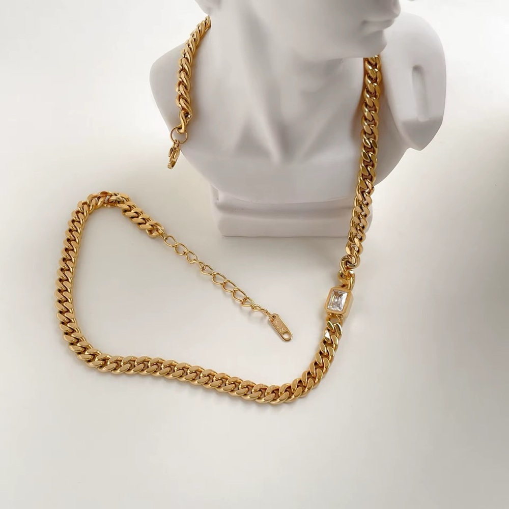 Necklace with Clear Stone
